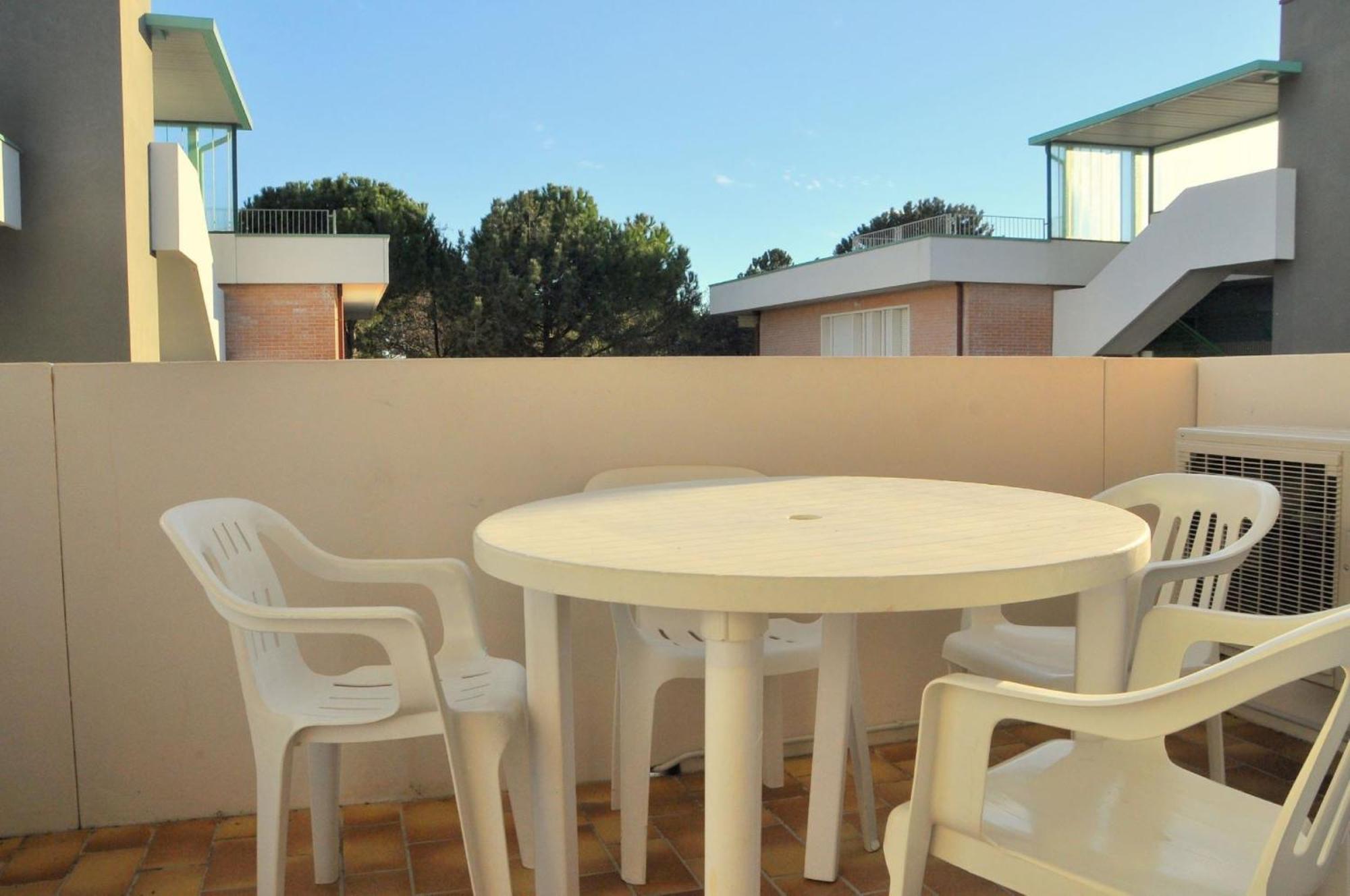 White Apartment With Terrace - Beahost Bibione Exterior foto