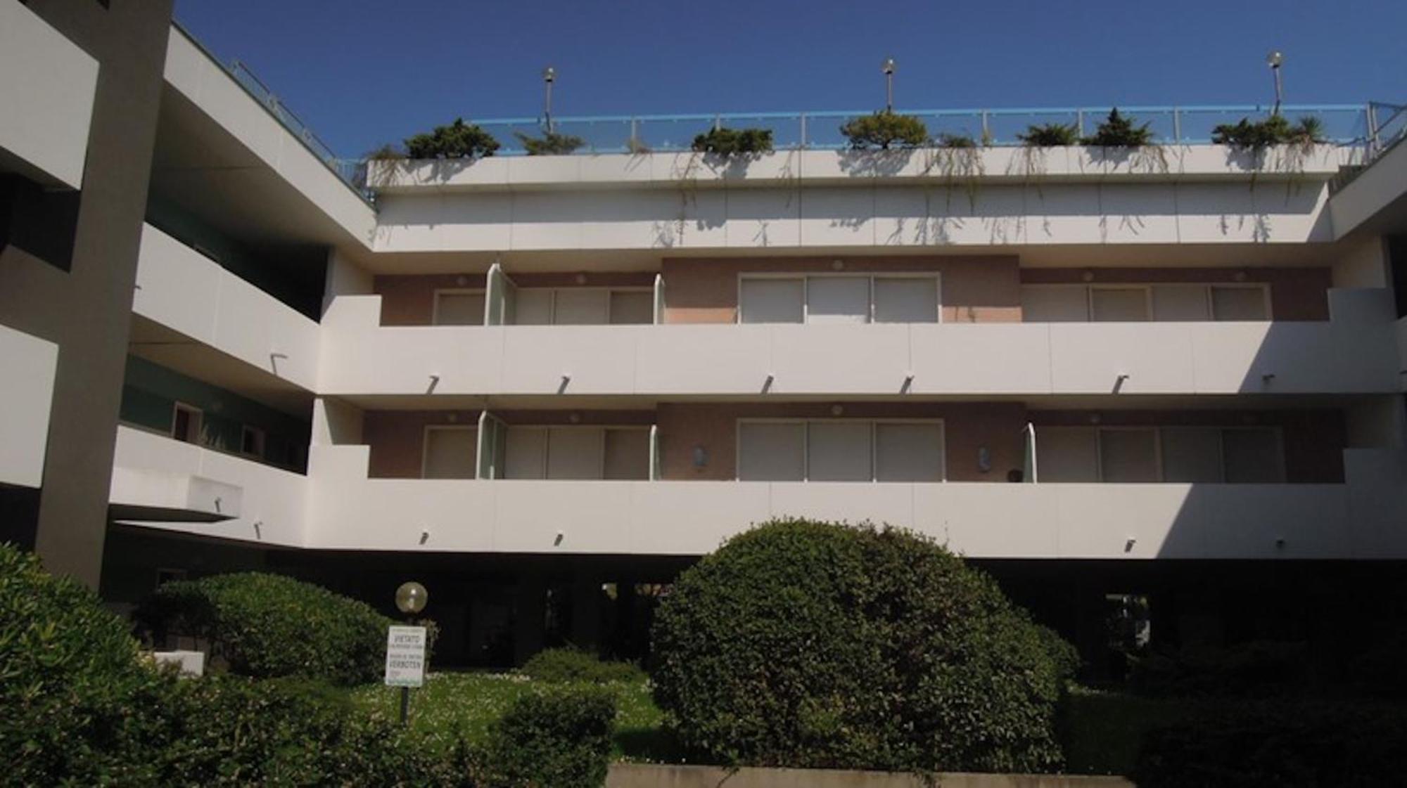 White Apartment With Terrace - Beahost Bibione Exterior foto